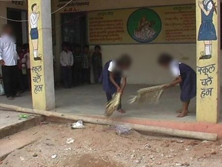 इस स्कूल में दलित लड़कियों से साफ करवाते हैं टॉयलेट, फेंककर देते है रोटियां