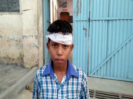VIDEO: स्कूल प्रबंधक ने छात्र का दीवार में दे मारा सिर, नाम काटने की धमकी देकर भगाया