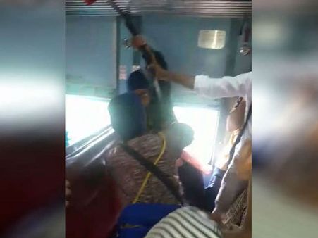 ट्रेन में तलवार के दम पर जबरन खाली करवाई सीट, वीडियो हुआ वायरल