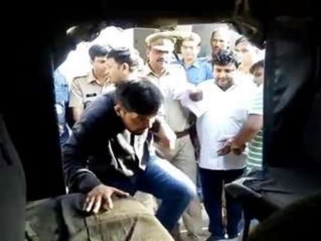 UPTET 2017: परीक्षा में 'मुन्ना भाई' ही नहीं कई 'मुन्नी' भी पकड़ी गईं, देखिए प्रदेश के नकलची