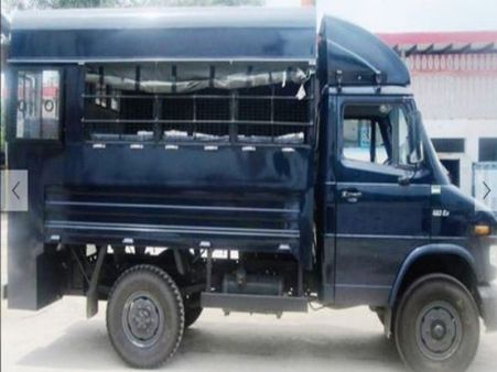 कोर्ट में पेशी से पहले ही तीन कुख्यात गाड़ी से गायब, पुलिस वैन का नीचला तला तोड़कर फरार