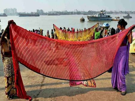 बनारसी साड़ी को बताया हिंदू राष्ट्रवाद, भारत में अमेरिकी मीडिया का जमकर उड़ा मजाक