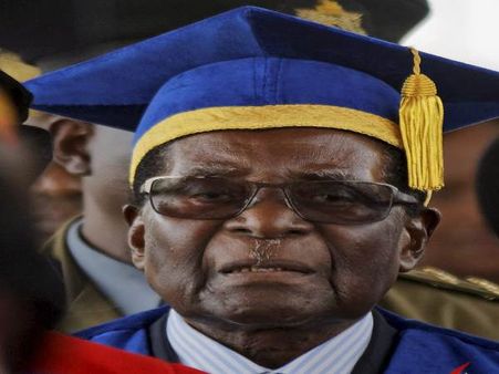 जिम्बाब्वे: राष्ट्रपति मुगाबे हिरासत से छूटते ही गए यूनिवर्सिटी, सेना अभी भी सख्त