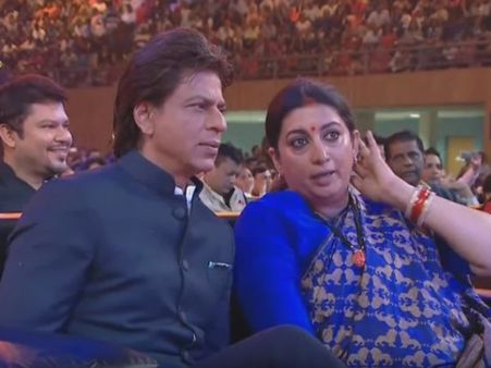 IFFI 2017 में स्मृति इरानी ने कहा 'सहिष्णु' है सरकार, शाहरुख ने दिया फिर ये जवाब