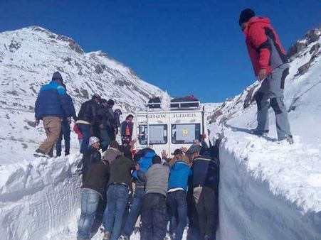 हिमाचल प्रदेश में 7 दिन बाद मौत के मुंह से निकले करीब 400 लोग