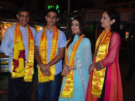 Video: मिस वर्ल्ड मानुषी छिल्लर ने किए बप्पा के दर्शन, पूरे परिवार के साथ आईं नजर