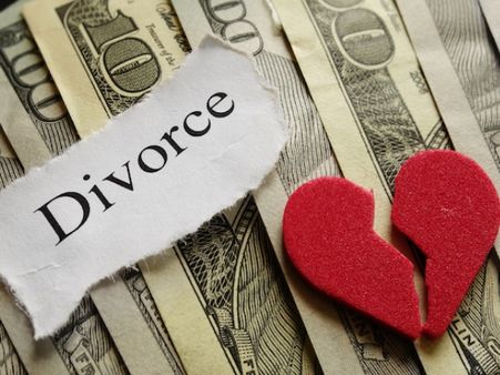 रोज घर के सारे काम अकेले करता है पति, इसलिए परेशान पत्नी ने कोर्ट से मांगा तलाक