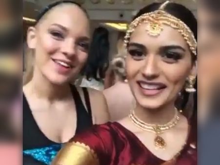 Video: जब मानुषी छिल्लर ने साथी सुंदरियों को बांटीं चूड़ियां और बिंदी, खुशी से झूम उठीं सब