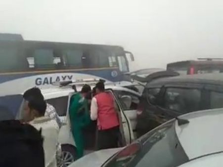 VIDEO: नोएडा-आगरा एक्सप्रेस पर एक के बाद एक गाड़ियां आपस में टकराईं