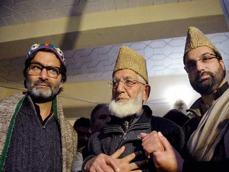 जम्मू-कश्मीर को भारत का हिस्सा बताने पर फारूख अब्दुल्ला पर भड़का हुर्रियत