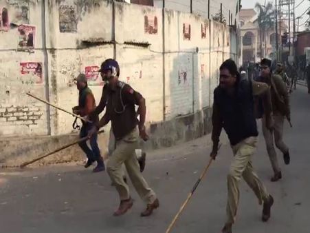 UP Civic Polls 2017 VIDEO: बाराबंकी में पुलिस ने मतदाताओं पर भांजी लाठियां, पोलिंग एजेंट को दौड़ाकर पीटा