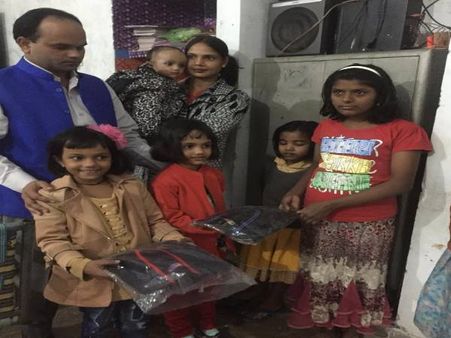Good News: अनाथ बच्चों को कपड़े गिफ्ट कर मनाया बेटी का जन्मदिन