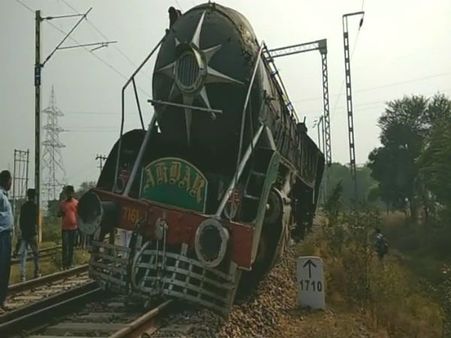 लापरवाही के चलते पटरी से उतरा स्टीम इंजन, ड्राइवर ने कूदकर बचाई जान
