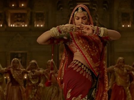 मध्य प्रदेश के देवास में जिला शिक्षा अधिकारी ने स्कूलों में पद्मावती के घूमर गाने पर डांस करने पर लगाया बैन