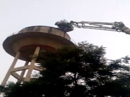 VIDEO: मां-बाप की डांट से नाराज होकर टंकी पर चढ़ी बेटी, देखिए कितनी ऊपर उठानी पड़ी क्रेन