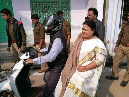 स्कूटी पर सवार होकर मतदान करने पहुंचीं BJP मंत्री, पूछा- हमें लाइन में कहां लगना है?