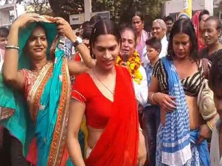 VIDEO: मथुरा की मेयर बनने का किन्नर ने ठोका दावा, दाखिल किया नामांकन