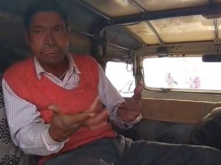 VIDEO: चुनाव में ड्यूटी से नदारद लेखपाल तहसीलदार की गाड़ी में बैठकर पीता रहा शराब