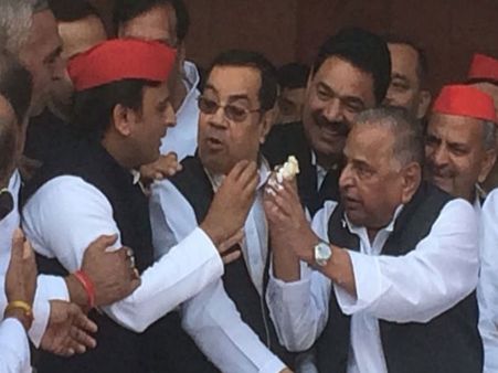 पारिवारिक कलह ने डुबो दी अखिलेश यादव की नैया