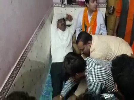 VIDEO: कार्यकर्ताओं से पैर दबवाते योगी कैबिनेट के इस मंत्री का वीडियो वायरल