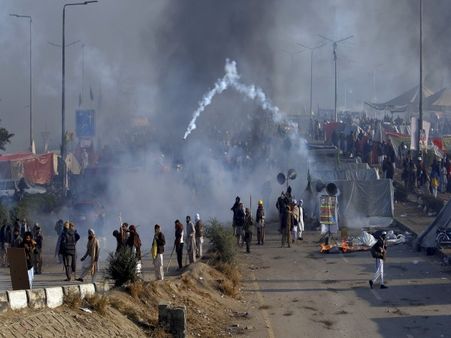 पाकिस्तान: प्रदर्शनकारियों के चलते इस्लामाबाद बना बंधक, 1 की मौत, 150 घायल