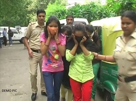 महिला आयोग ने 13 लड़कियों को वापस वेश्यालय भेजने पर दिल्ली पुलिस को जारी किया नोटिस