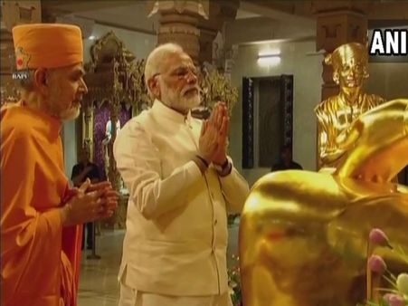 LIVE: अक्षरधाम मंदिर में भगवान स्वामीनारायण की मूर्ति का पीएम मोदी ने किया अभिषेक