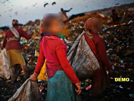 ईमानदारी अभी जिंदा है: कचरा बीनने वाली को मिला सोने-चांदी से भरा थैला, वापस लौटाया