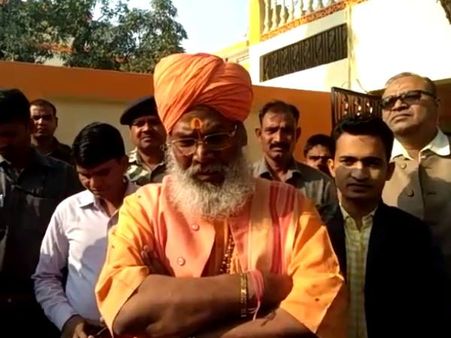 UP Civic Polls 2017 VIDEO: सांसद और पूर्व सांसद का नाम ही मतदाता सूची से गायब, भड़के महाराज साक्षी