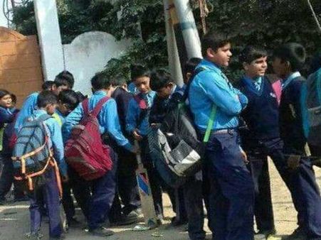 पिकनिक पर निकले स्कूली छात्रों के बस में लगी आग, राहगीरों की सतर्कता से बचाई गई जान
