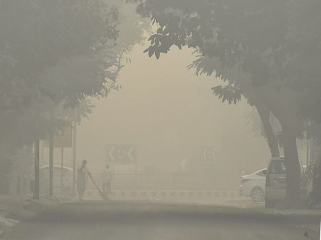 जहरीली धुंध का शुरू हुआ कहर, इन तरीकों से अपने परिवार को बचाएं