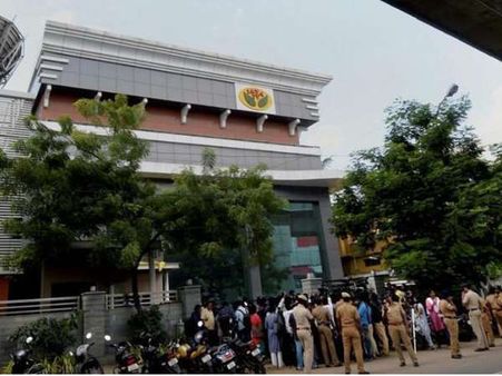 शशिकला परिवार के ठिकानों पर आयकर विभाग के छापों में 1400 करोड़ की अघोषित आय का खुलासा