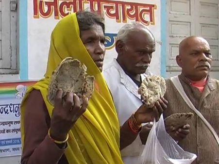 आदिवासी महिलाओं ने कलेक्टर को दिखाई मजबूरी, गरीबों का लूटा जा रहा है राशन