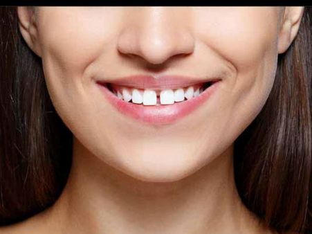 Samudrik Shastra: जानें क्या कहता है दांतों के बीच का गैप?