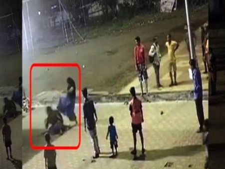 VIDEO: मंदिर में गाउन पहनकर प्रवेश करने पर विवाद, महिला पुलिस ने की पिटाई