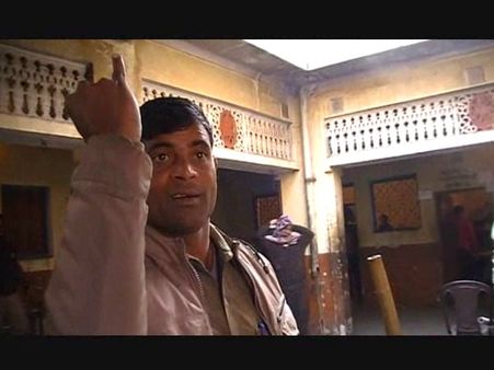 UP Civic Polls 2017 VIDEO: मतदाताओं को बूथ से भगाता शराबी पुलिसवाला