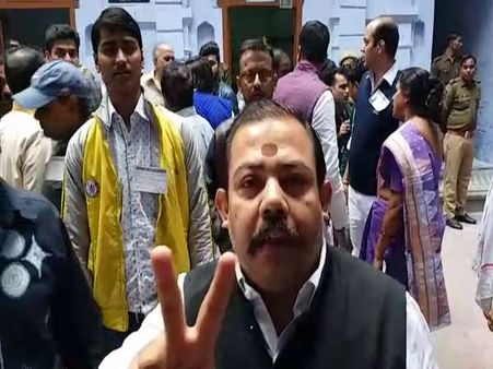 UP Civic Polls 2017 VIDEO: मतदाताओं ने EVM पर लगाया आरोप, कहा- दबाओ कोई भी बटन, वोट पा रही है बीजेपी