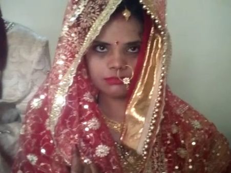 VIDEO: शादी कर दुल्हन की पहली फरमाइश पर दूल्हा ले गया मतदान केंद्र