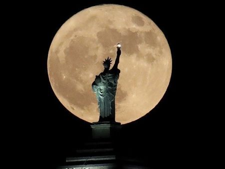 Supermoon: पूरी दुनिया में लोगों ने ऐसे किया चांद का दीदार, अब 17 साल बाद आएगा नजर