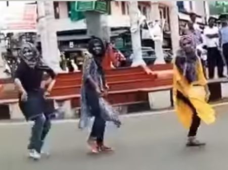 Viral Video: सड़क पर जींस में मुस्लिम लड़कियों ने किया डांस, सोशल मीडिया पर लोगों को नहीं आया पसंद