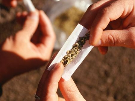 टैक्सी समझ पुलिस की गाड़ी में बैठ गया ड्रग डीलर, भारी मात्रा में गांजा बरामद, हुआ गिरफ्तार