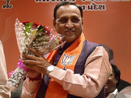 11 बजे शपथ लेकर विजय रूपाणी ने भी तोड़ा योगी की तरह एक और अंधविश्वास