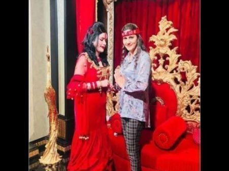 Bigg Boss 11 से निकलकर राधे मां की शरण में पहुंचीं सपना चौधरी, फोटो वायरल