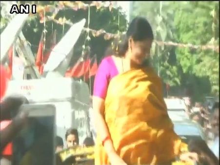 2G Verdict के बाद घर पहुंचे राजा और कनिमोझी, हुआ जोरदार स्वागत