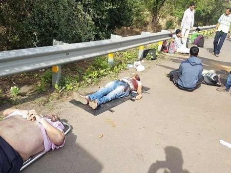 पुणे में चलती कार का टायर फटने से गई 3 की जान, 6 गंभीर