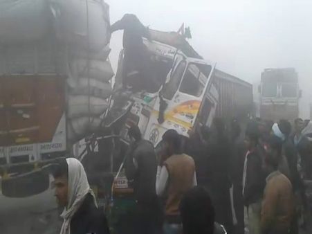 VIDEO: कोहरे के चलते एक के बाद एक भिड़ते चले गए ट्रक