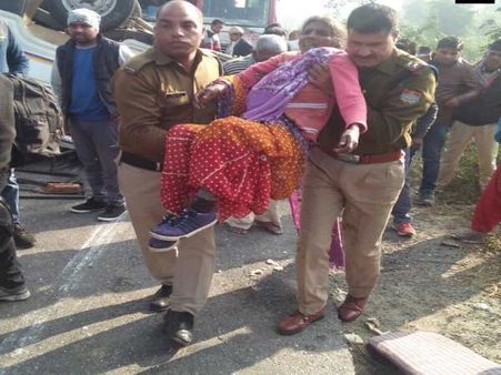 हरिद्वार: नजीबाबाद नेशनल हाईवे पर भीषण सड़क हादसा, 6 लोग गंभीर रूप से घायल