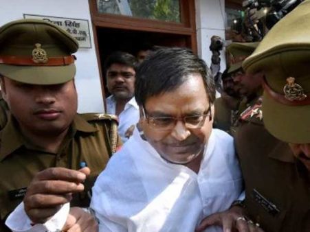 सरकारी जमीन पर गायत्री ने किया था कब्जा, प्रशासन ने चलाया बुलडोजर