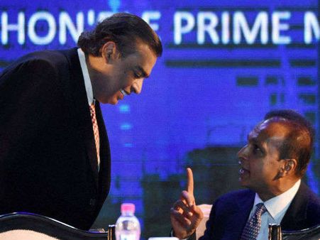 छोटे भाई को कर्ज से उबारने के लिए मुकेश अंबानी ने बढ़ाया हाथ, Jio ने खरीदी आरकॉम की संपत्ति