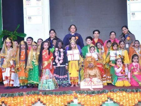 नोएडा: मॉर्डन स्‍कूल में आयोजित उत्‍सव समारोह में नन्‍हें कलाकारों ने मोह लिया सबका दिल